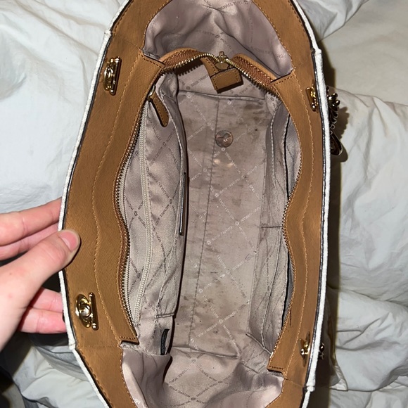 Michael kors purse - Picture 3 of 3